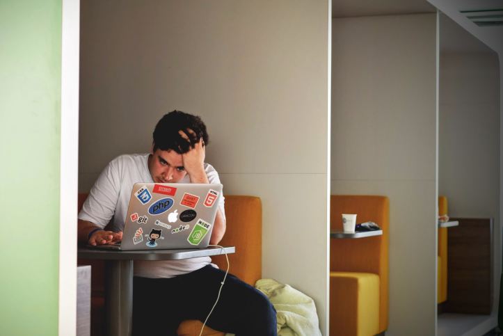 Ragazzo stressato davanti al computer - Stress e il Disturbo Bipolare