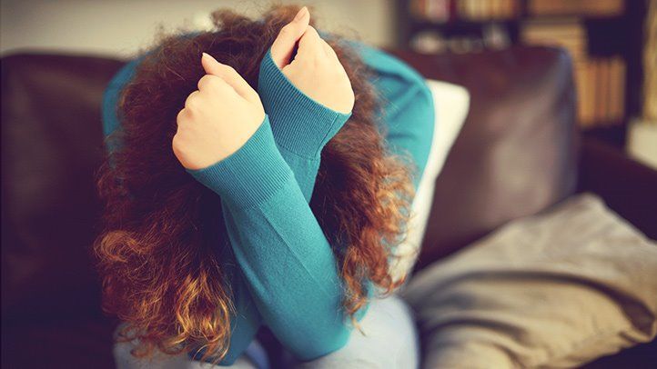 Ragazza a testa china - Fobia sociale e Disturbo Bipolare